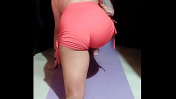Gostosa se alonga e exibe seu bronzeado Gostosa se alonga e exibe seu bronzeado