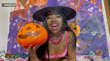 Brunette no dia das bruxas halloween