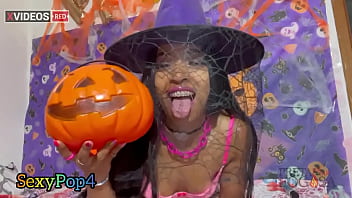 Brunette no dia das bruxas halloween