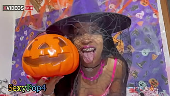 Brunette no dia das bruxas halloween