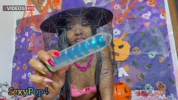 Brunette no dia das bruxas halloween