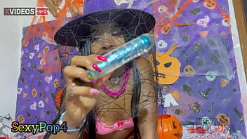 Brunette no dia das bruxas halloween