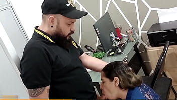 Mujer da un rico oral a su jefe para conservar su trabajo y el queda satisfecho luego de echarle la leche en su boca porno en español Mujer da un rico oral a su jefe para conservar su trabajo y el queda satisfecho luego de echarle la leche en su boca porno en español