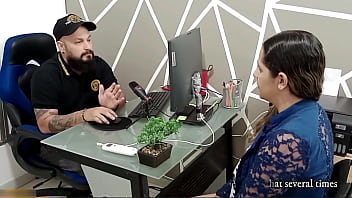 Mujer da un rico oral a su jefe para conservar su trabajo y el queda satisfecho luego de echarle la leche en su boca porno en español