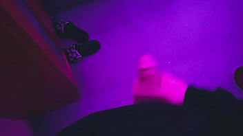 Me follo a mi compañera de piso gamer y me corro en sus pies