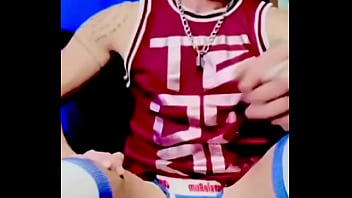 Marica gay mostrando su clitoris en jaula de castidad