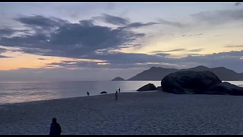 Chupei a prima de meu namorado enquanto ele me fodia