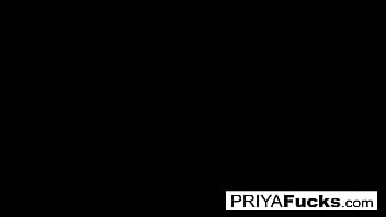 Sexy babe fucks her tight pussy