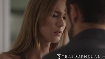 Esta Hermanastra Le Quiere Comer La Polla A Su Hermanastro thumbnail