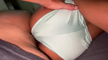 Colocou o pijama novo e não aguentou de tesão