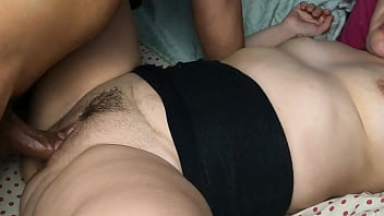 Fiquei sozinho em casa com a esposa do meu amigo e tive que ajudar ela completo no red