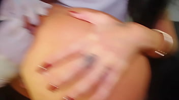 Fizemos uma tatuagem no buraco do cu da puta enquanto tatuador mete tinta no cu apertado