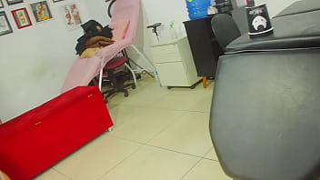 Fizemos uma tatuagem no buraco do cu da puta enquanto tatuador mete tinta no cu apertado