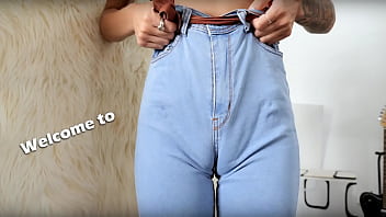 What an amazing ax cameltoe in tight jeans and perfect ass longue tongue superb babe