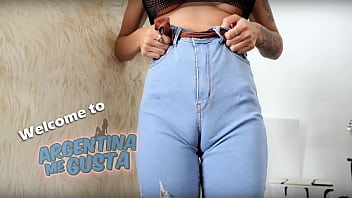 What an amazing ax cameltoe in tight jeans and perfect ass longue tongue superb babe