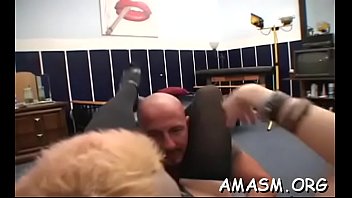 Cute bombshell gives prick a nice sucking