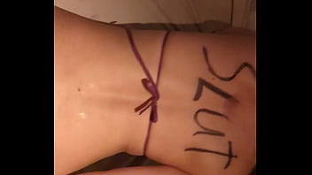 Elle ne sait pas ce qu'elle a des vulgarités écris dans son dos fuckyou