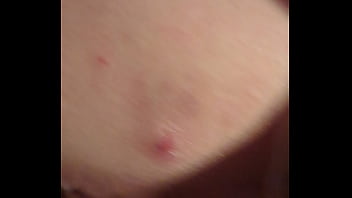 Elle ne sait pas ce qu'elle a des vulgarités écris dans son dos fuckyou Elle ne sait pas ce qu'elle a des vulgarités écris dans son dos fuckyou