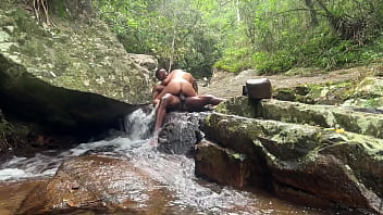 Casal Pervertido é Flagrado Fodendo Na Trilha Da Cachoeira thumbnail