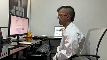 Mi pequeño enano ginecólogo me examina mi estrecha y rica vagina con su enorme polla hasta terminar follándome duro y dándome toda su cremosa leche dentro