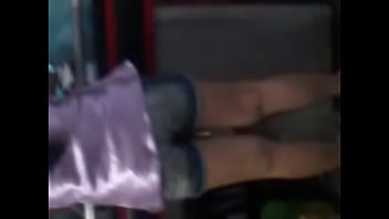 Gostosa na fila do mercado