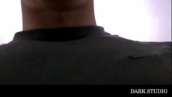 Morena deitada com rabão gostoso mostrando a bunda