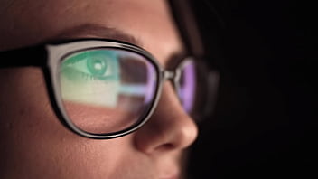 Tu as déjà imaginé regarder cette belle femme sans être prisonnier d’une prison mentale