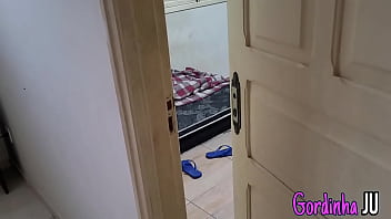 Enteada chega da escola e padrasto goza em sua calcinha para não engravidar