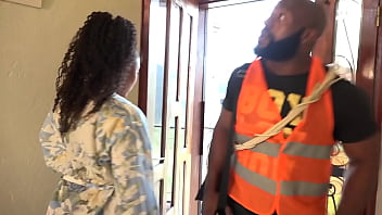 Mon réparateur télé m'a rendu folle de désir avec sa bite noire il m'a défoncer la chatte veuillez vous abonner