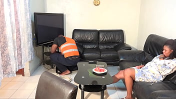 Mon réparateur télé m'a rendu folle de désir avec sa bite noire il m'a défoncer la chatte veuillez vous abonner