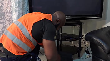 Mon réparateur télé m'a rendu folle de désir avec sa bite noire il m'a défoncer la chatte veuillez vous abonner