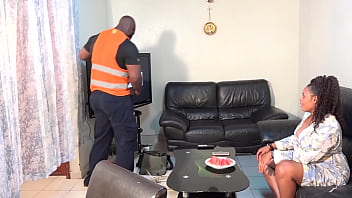 Mon réparateur télé m'a rendu folle de désir avec sa bite noire il m'a défoncer la chatte veuillez vous abonner