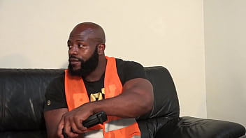 Mon réparateur télé m'a rendu folle de désir avec sa bite noire il m'a défoncer la chatte veuillez vous abonner