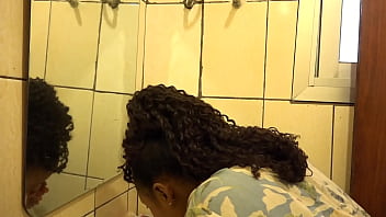 Mon réparateur télé m'a rendu folle de désir avec sa bite noire il m'a défoncer la chatte veuillez vous abonner