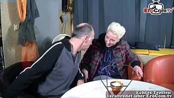 Notgeiler alter mann überredet mollige blondine zum sex