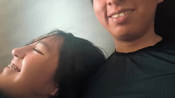 Mi amiga cristiana de 18 años quiere sacarme leche su novio piensa que esta estudiando en la universidad pero ella se falta para tener sexo conmigo