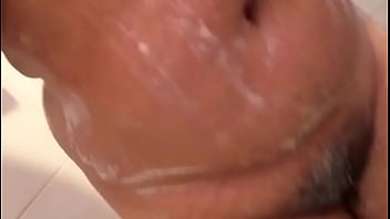 Michelle en la ducha