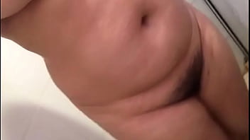 Michelle en la ducha