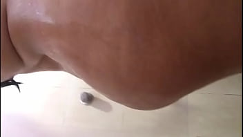 Michelle en la ducha