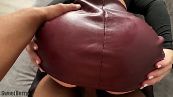 Горячая брюнетка в юбке и чулках соблазняет меня на сладкий трах ее дырочки От первого лица