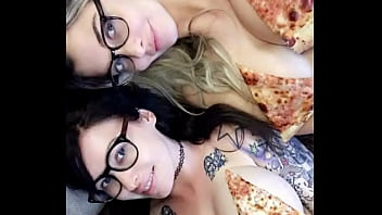 Who is this girls quem são