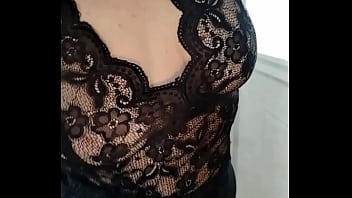 Cheguei em casa cedo e encontrei minha madrasta limpando a casa