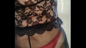 Cheguei em casa cedo e encontrei minha madrasta limpando a casa