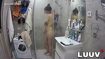 Luuv beautiful girl alice takes a shower on a amateur reality show