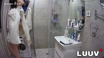 Luuv beautiful girl alice takes a shower on a amateur reality show