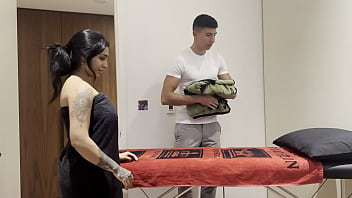 Yasmina khan se folla a su fisioterapeuta para pagar sus servicios