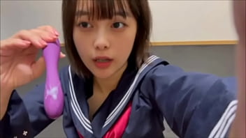 お風呂上がりにお父さんの椅子の上で大きいデンマをおまんこに当ててアヘアヘしながらオナニーする女子大生。