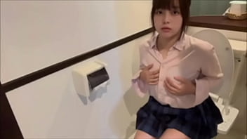 お風呂上がりにお父さんの椅子の上で大きいデンマをおまんこに当ててアヘアヘしながらオナニーする女子大生。