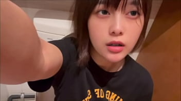 お風呂上がりにお父さんの椅子の上で大きいデンマをおまんこに当ててアヘアヘしながらオナニーする女子大生。