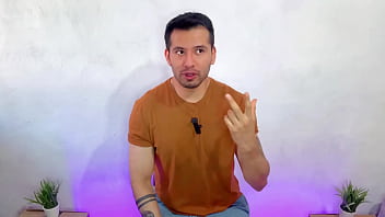 Policia Cubano Le Da Leche En La Boca A Un Hombre En La Noche thumbnail